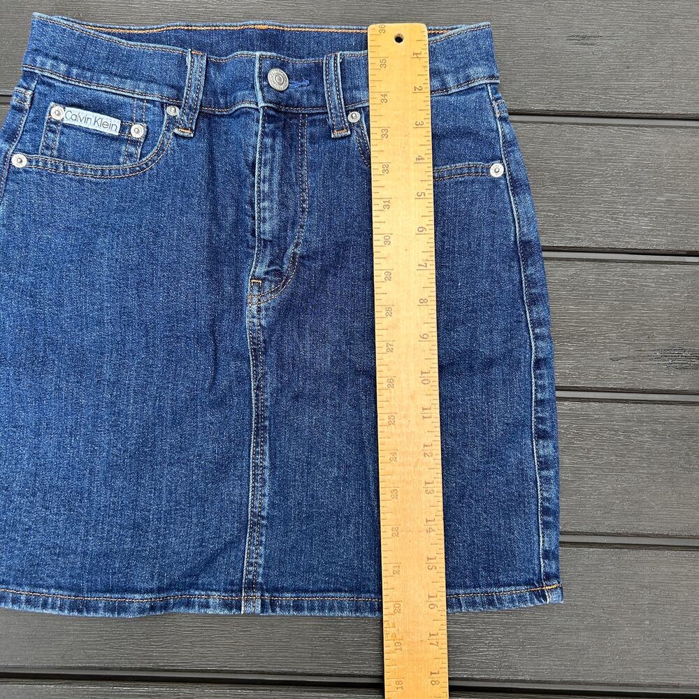 Calvin Klein Blue Denim High-Rise Mini Skirt Five Pocket Logo Patch Size 25/2 - Picture 4 of 6